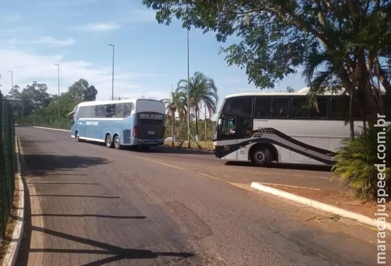  Ônibus clandestinos irregulares são apreendido com 97 bolivianos 