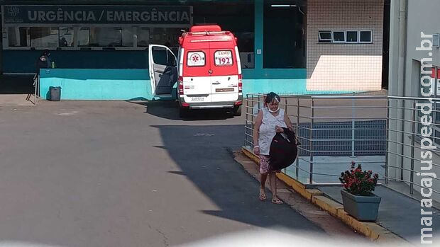 Pacientes denunciam macas retidas e Santa Casa culpa superlotação Pacientes denunciam macas retidas e Santa Casa culpa superlotação