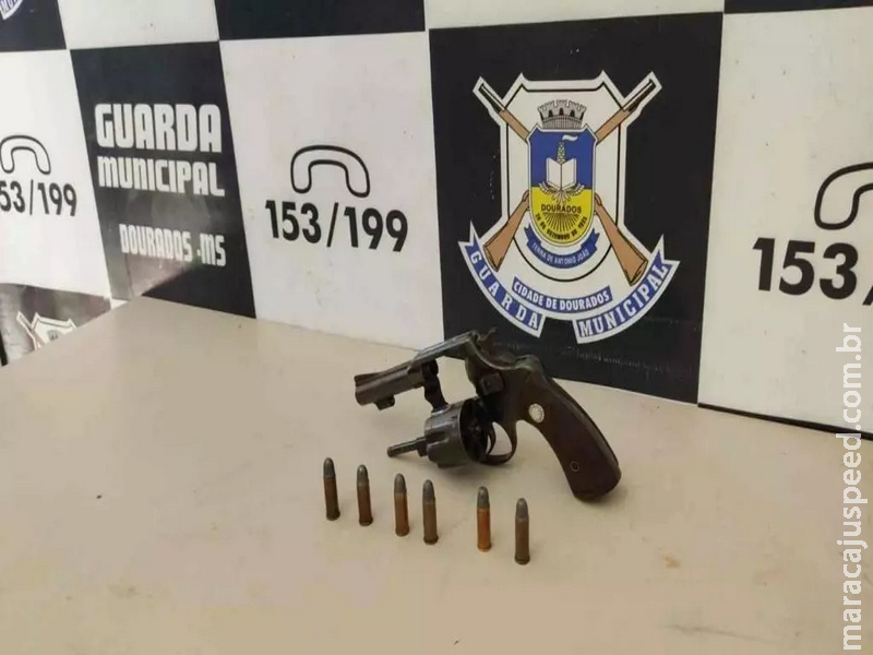 Passageira encontra arma de fogo com 6 munições em ônibus de Dourados Passageira encontra arma de fogo com 6 munições em ônibus de Dourados