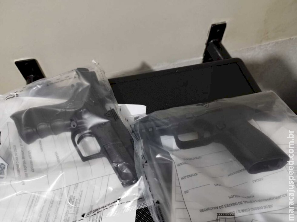 Passageiros de ônibus são flagrados com pistolas na BR-463 Passageiros de ônibus são flagrados com pistolas na BR-463