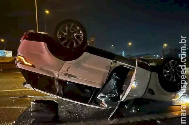 Paula Fernandes capota carro em rodovia de SP: ‘Renasci’ Paula Fernandes capota carro em rodovia de SP: ‘Renasci’