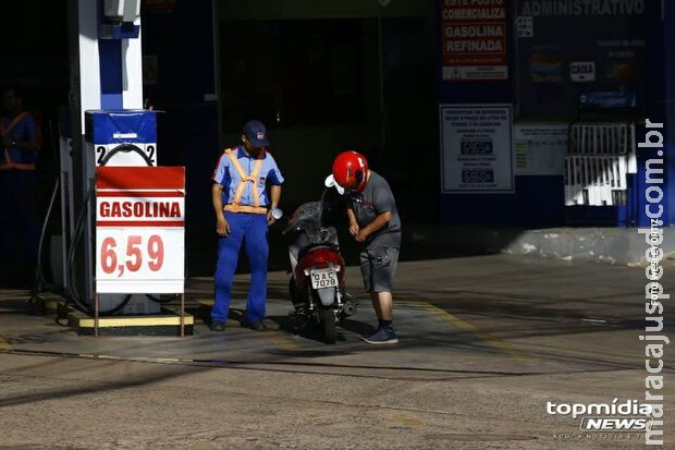 Petrobras reduz gasolina em R$ 0,18 para distribuidoras Petrobras reduz gasolina em R$ 0,18 para distribuidoras