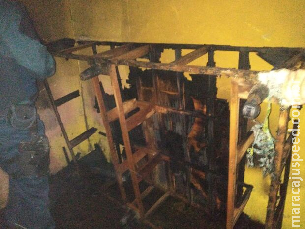 PMs chegam a tempo e salvam homem que dormia enquanto a casa pegava fogo PMs chegam a tempo e salvam homem que dormia enquanto a casa pegava fogo