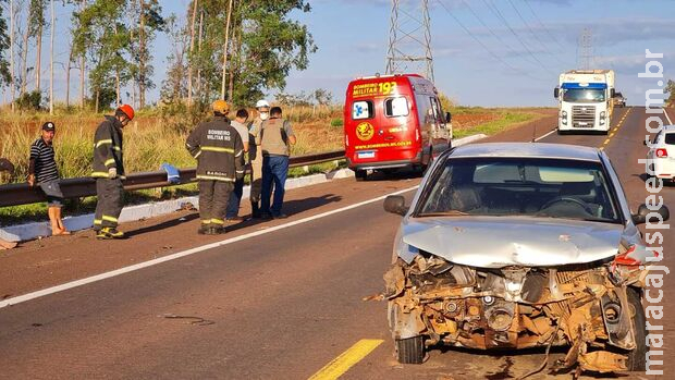 Pneu estoura e carro com pescadores bate em guard-rail na saída para Três Lagoas