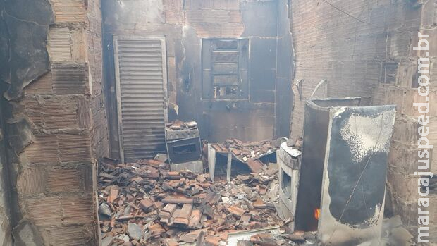 Raio cai na rede elétrica e casa é incendiada em Nova Andradina Raio cai na rede elétrica e casa é incendiada em Nova Andradina
