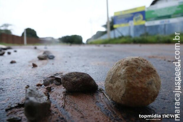 Rapaz leva pedradas na cabeça ao chegar em praça do Estrela do Sul Rapaz leva pedradas na cabeça ao chegar em praça do Estrela do Sul