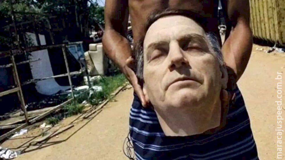 Réplica da cabeça de Bolsonaro é chutada e rasgada em performance Réplica da cabeça de Bolsonaro é chutada e rasgada em performance