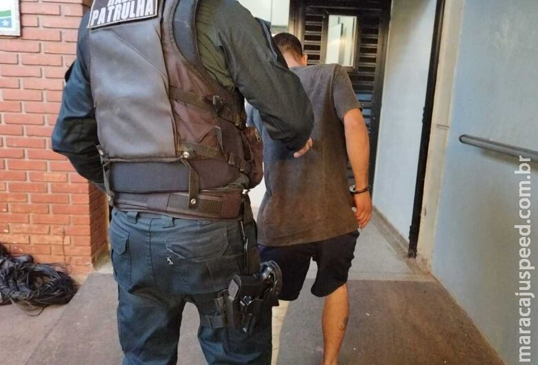 Traficante que capotou após perseguição recebe alta e é levado para delegacia Traficante que capotou após perseguição recebe alta e é levado para delegacia