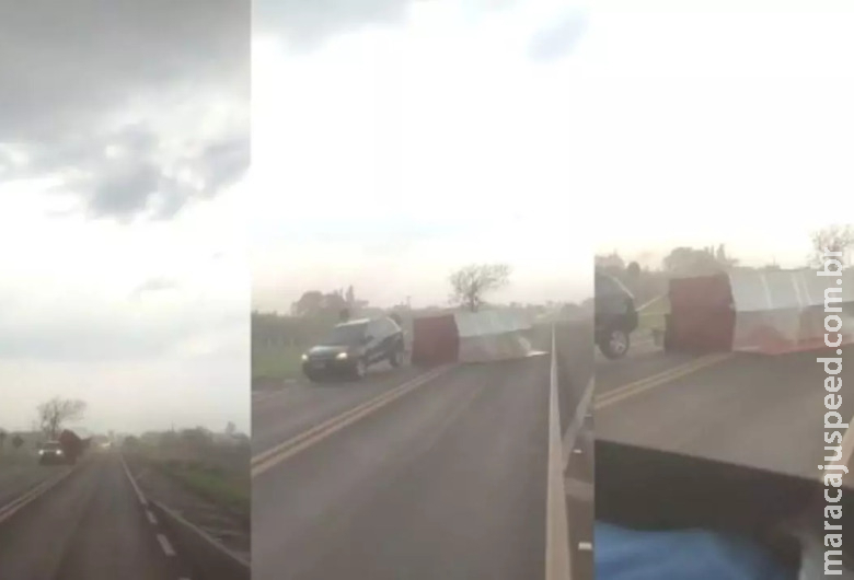 Trailer tomba após rajadas de vento em rodovia de MS Trailer tomba após rajadas de vento em rodovia de MS