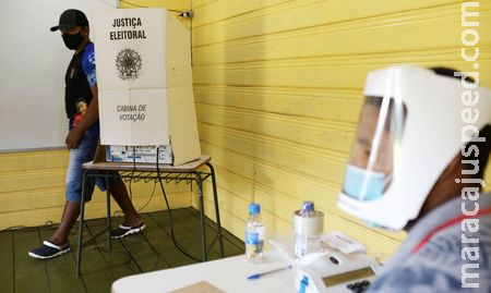 TSE volta a proibir celular, mesmo desligado, na cabine de votação TSE volta a proibir celular, mesmo desligado, na cabine de votação