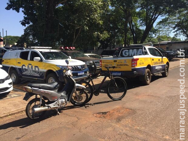 Usuários de drogas são flagrados com moto furtada pela Guarda Municipal de Dourados Usuários de drogas são flagrados com moto furtada pela Guarda Municipal de Dourados