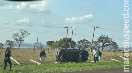 Veículo capota após perseguição policial nas proximidades do Indubrasil Veículo capota após perseguição policial nas proximidades do Indubrasil