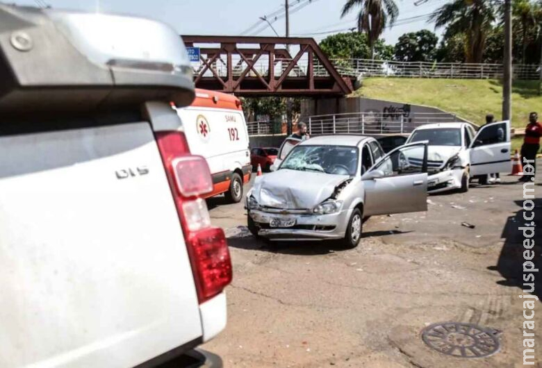 Veículo com vereadora capota após furar sinal vermelho e atingir dois carros