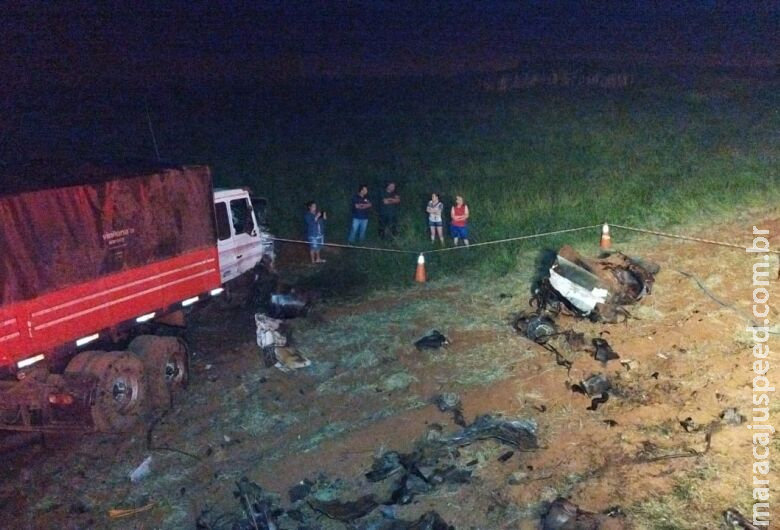Vítimas fatais de acidente entre caminhonete e caminhão tinham 52 e 59 anos Vítimas fatais de acidente entre caminhonete e caminhão tinham 52 e 59 anos