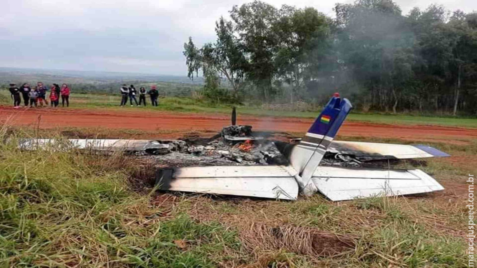Aeronave boliviana ocupada por 4 homens cai na fronteira e é destruída por incêndio Aeronave boliviana ocupada por 4 homens cai na fronteira e é destruída por incêndio