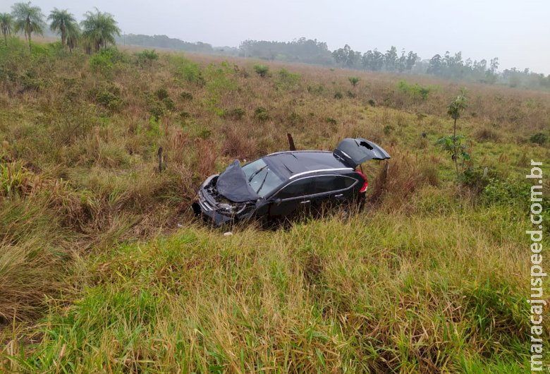 Após acidente, homem pede ajuda para família às margens de rodovia Após acidente, homem pede ajuda para família às margens de rodovia