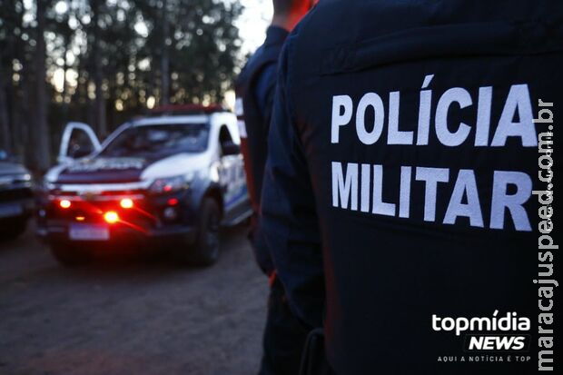 Bêbado e pelado, tenta agredir policiais em abordagem e acaba preso Bêbado e pelado, tenta agredir policiais em abordagem e acaba preso
