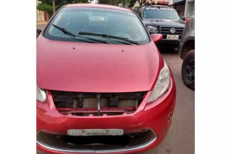Bêbado, policial penal é preso após quase cair com carro em córrego Bêbado, policial penal é preso após quase cair com carro em córrego