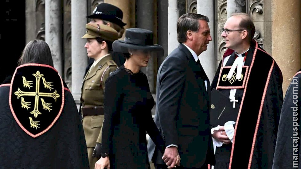 Bolsonaro chama Lula de ladrão, mas nega ter ido a Londres para fazer política Bolsonaro chama Lula de ladrão, mas nega ter ido a Londres para fazer política