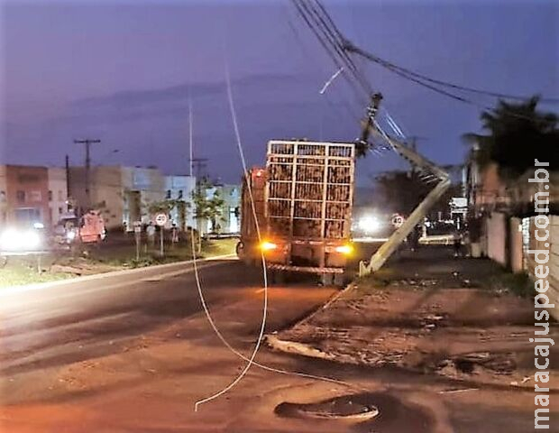 Caminhão enrosca em rede elétrica e deixa vários bairros sem energia em Ribas Caminhão enrosca em rede elétrica e deixa vários bairros sem energia em Ribas