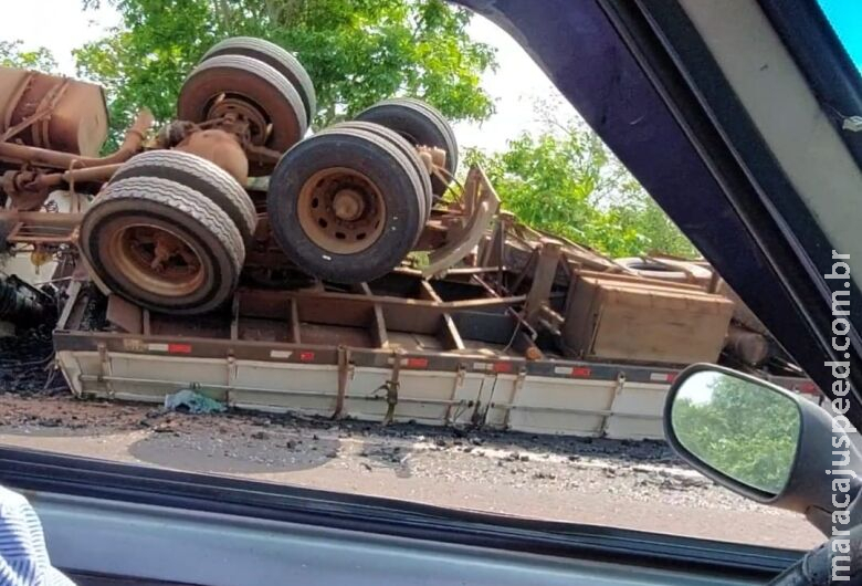 Carreta carregada de carvão tomba após motorista perder controle da direção