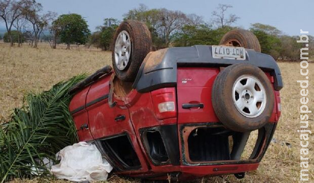 Carro capota e mata jovem que seguia para o trabalho próximo a Corumbá Carro capota e mata jovem que seguia para o trabalho próximo a Corumbá