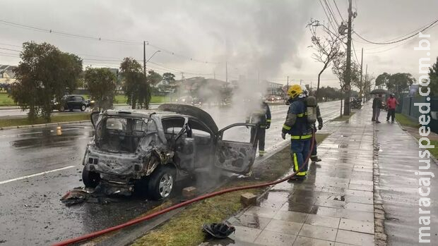 Carro com criança pega fogo e assusta família no Paraná Carro com criança pega fogo e assusta família no Paraná