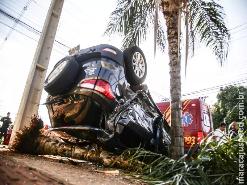 Carro com crianças a caminho da escola capota em acidente no Taveirópolis