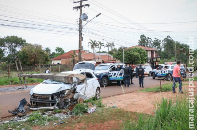 Carro derruba poste de energia e seis pessoas acabam presas após perseguição