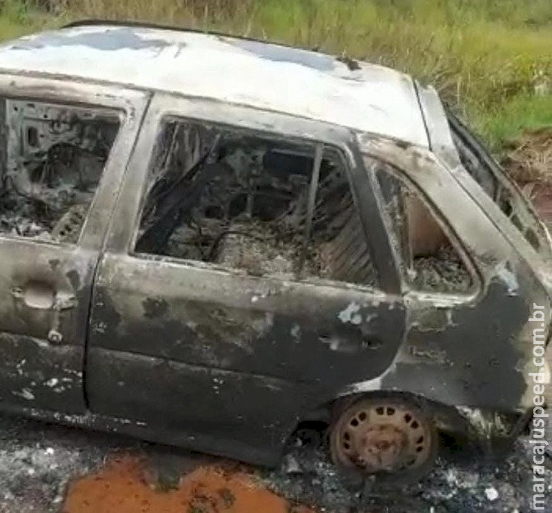 Carro é encontrado carbonizado na fronteira entre Brasil e Paraguai Carro é encontrado carbonizado na fronteira entre Brasil e Paraguai