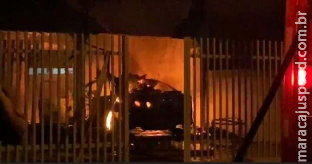 Carro pega fogo em garagem, destrói casa e deixa uma pessoa ferida no MT Carro pega fogo em garagem, destrói casa e deixa uma pessoa ferida no MT