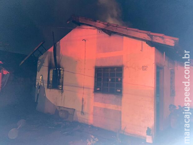 Casa pega fogo e mobiliza bombeiros em Batayporã Casa pega fogo e mobiliza bombeiros em Batayporã