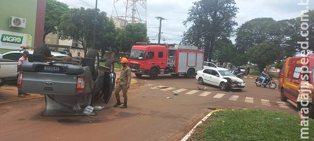 Colisão entre dois veículos deixa um de pneus para cima Colisão entre dois veículos deixa um de pneus para cima