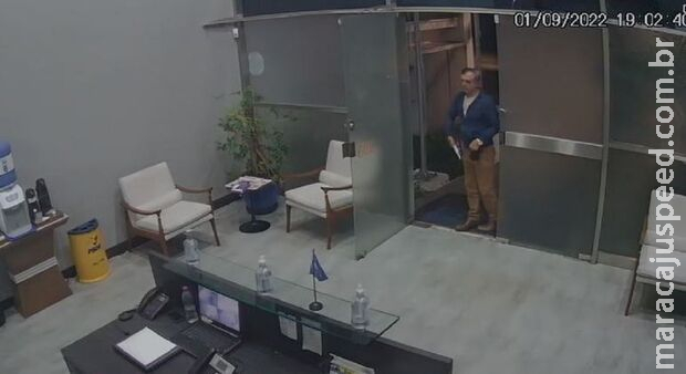 Deputado entra em diretório do PSDB e atira contra imagem de candidatos Deputado entra em diretório do PSDB e atira contra imagem de candidatos