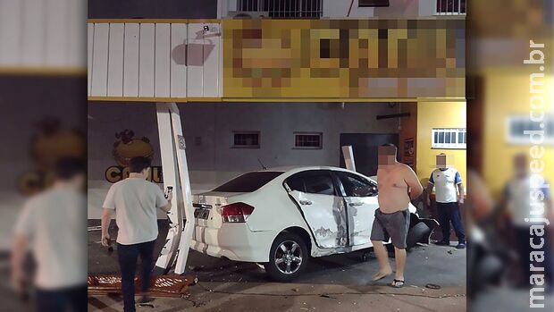 Em alta velocidade, motorista perde controle e bate em lanchonete em Campo Grande 