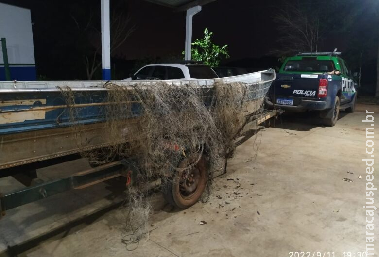 Em fiscalização no Rio Dourados, polícia apreende redes de pesca e anzóis de galho Em fiscalização no Rio Dourados, polícia apreende redes de pesca e anzóis de galho