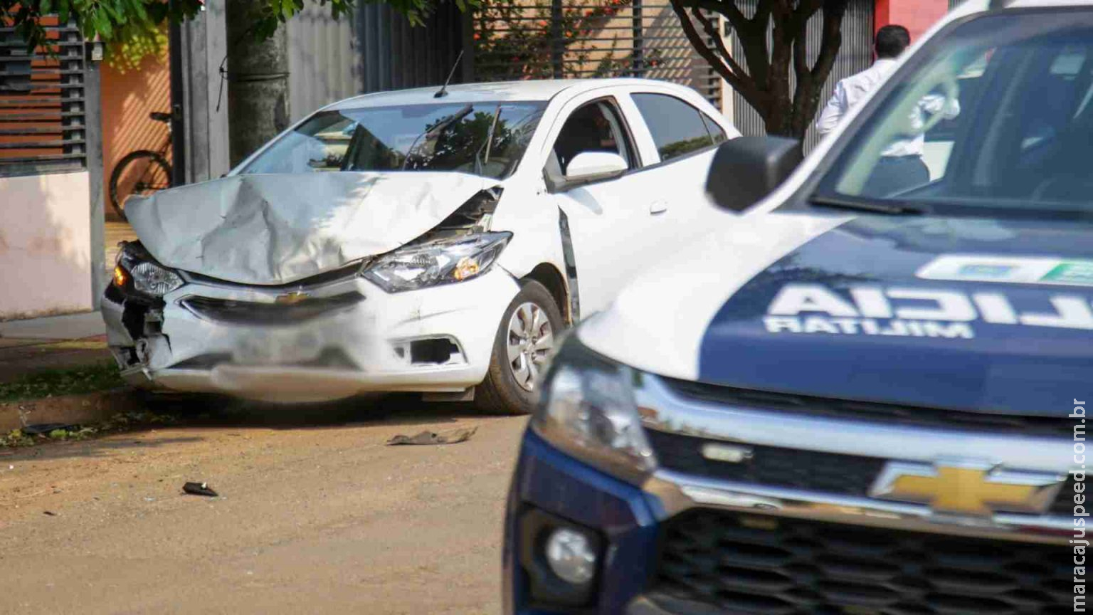 Em surto, motorista bate em carro estacionado no União e desce do veículo fazendo ameaças Em surto, motorista bate em carro estacionado no União e desce do veículo fazendo ameaças