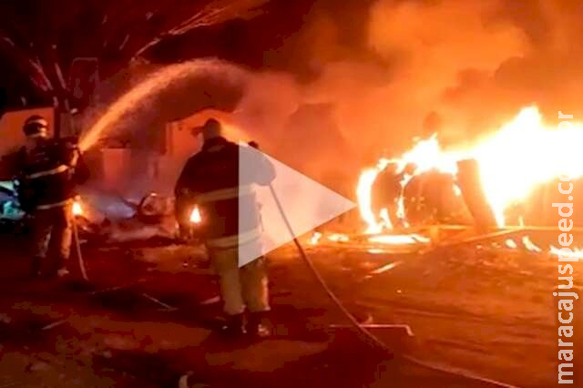 Fogo destrói casa e borracharia durante a madrugada em Miranda Fogo destrói casa e borracharia durante a madrugada em Miranda