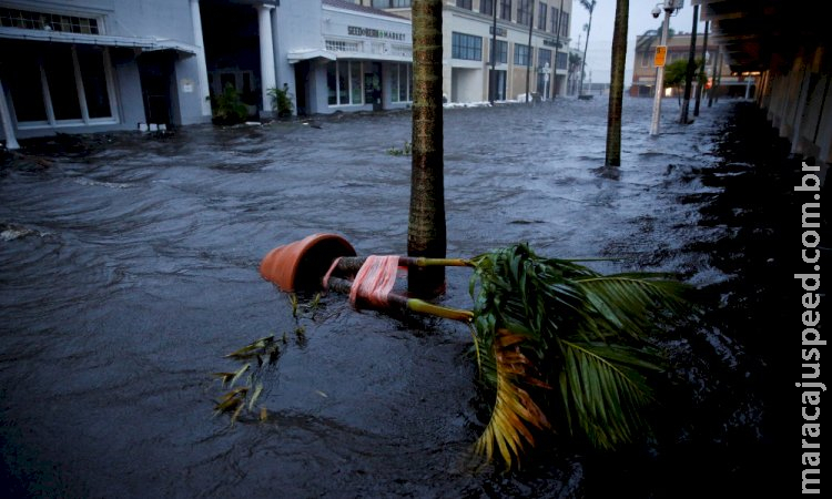 Furacão Ian se transforma em tempestade tropical e atravessa a Flórida com ventos de 100km/h Furacão Ian se transforma em tempestade tropical e atravessa a Flórida com ventos de 100km/h