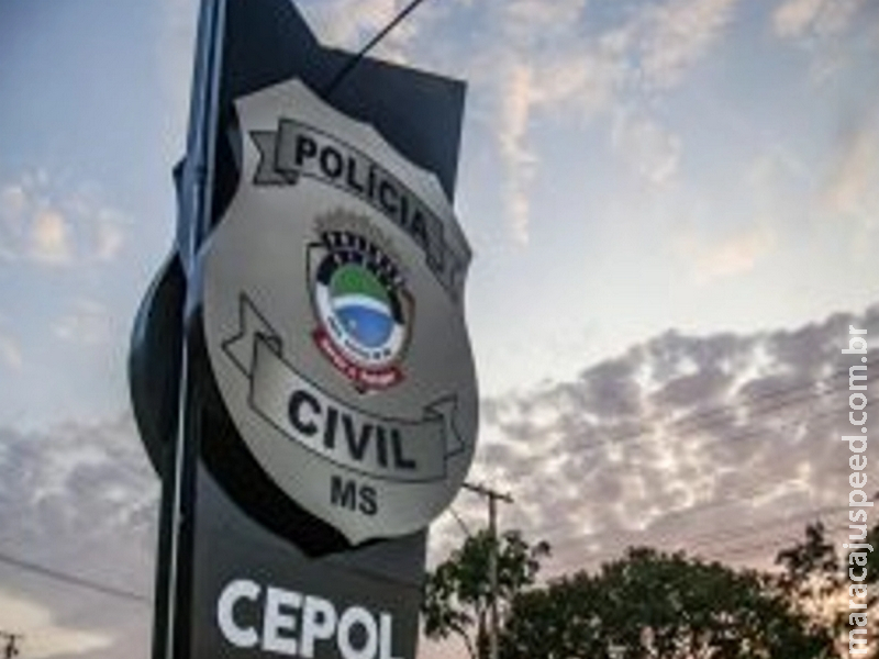 Homem chega em casa e encontra mãe caída e irmão morto Homem chega em casa e encontra mãe caída e irmão morto