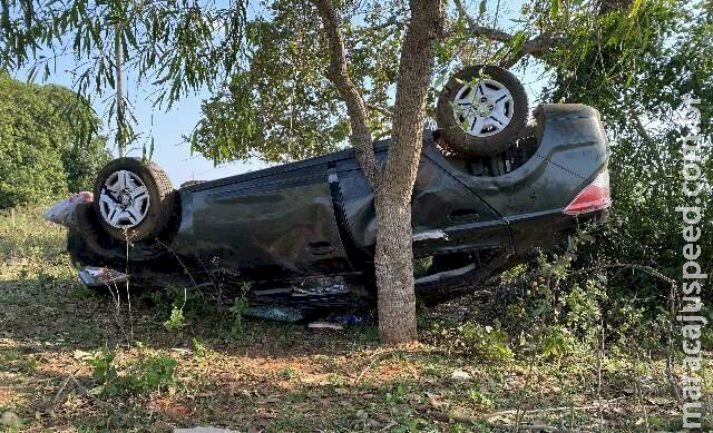 Idoso perde controle de direção devido a boné, carro capota e mulher morre