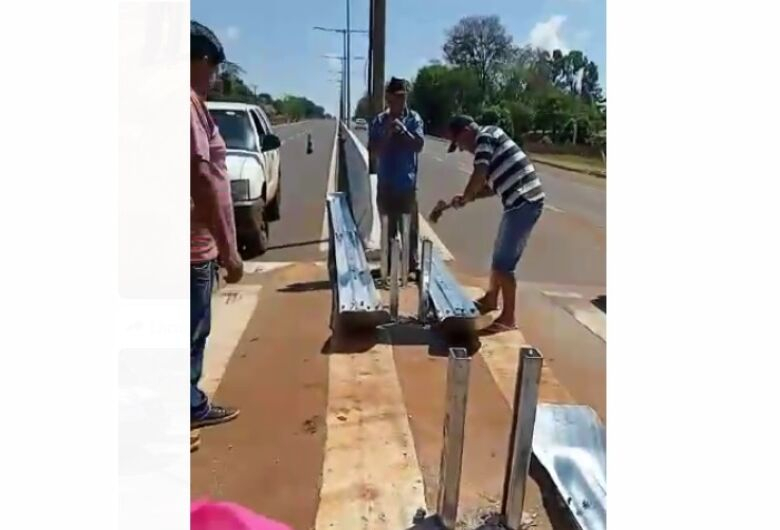 Indígenas arrancam guard rail colocado em travessia na MS-156 Indígenas arrancam guard rail colocado em travessia na MS-156