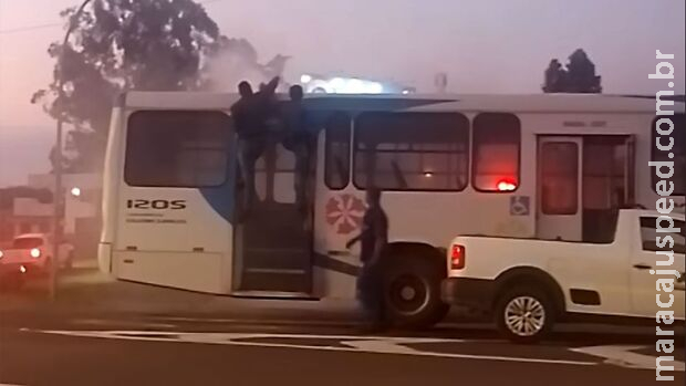 Morador flagra ônibus pegando fogo em rua movimentada de Campo Grande