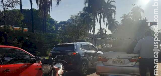 Motociclista bate em traseira de carro e vai parar sobre porta-malas Motociclista bate em traseira de carro e vai parar sobre porta-malas