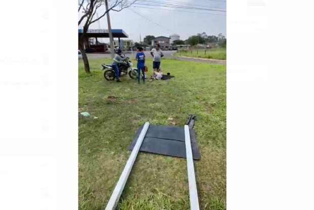 Motociclista é atropelado por carro na Duque de Caxias, garante testemunha Motociclista é atropelado por carro na Duque de Caxias, garante testemunha