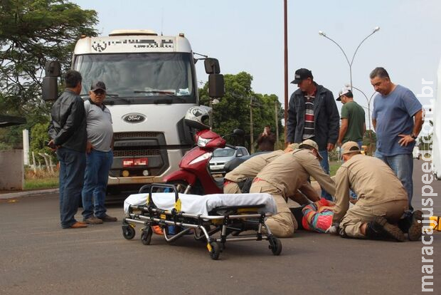 Motociclista fica ferida ao bater em caminhão guincho em Batayporã Motociclista fica ferida ao bater em caminhão guincho em Batayporã