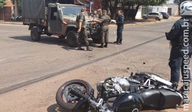 Motociclista fratura a perna em acidente com carro do Exército em Três Lagoas Motociclista fratura a perna em acidente com carro do Exército em Três Lagoas