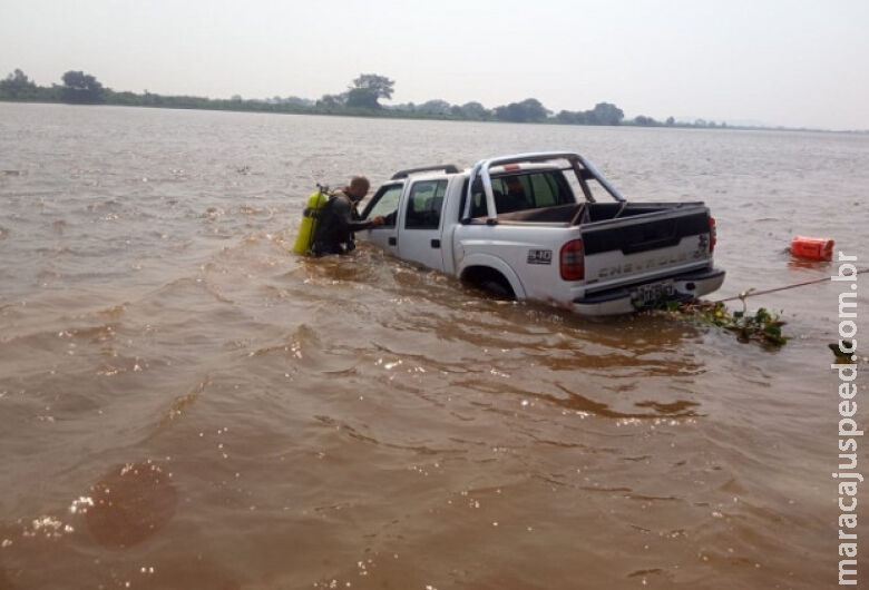 Motorista tenta manobrar caminhonete e veículo cai no Rio Paraguai Motorista tenta manobrar caminhonete e veículo cai no Rio Paraguai