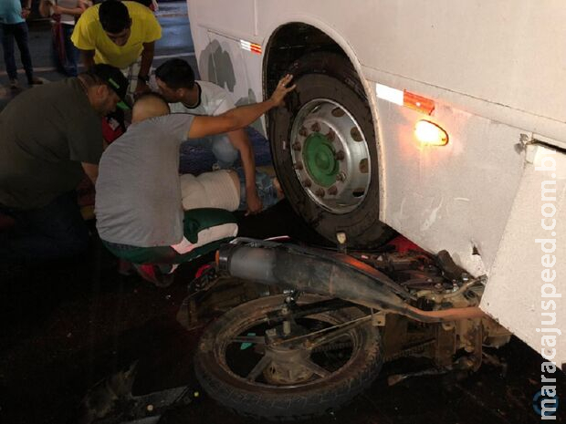 Mulher fica ferida ao parar embaixo de ônibus em Coxim Mulher fica ferida ao parar embaixo de ônibus em Coxim