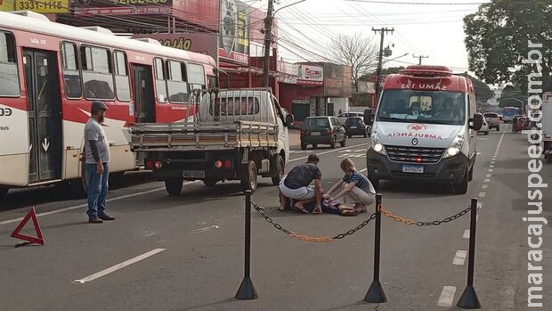 Mulher tem fratura na perna após colidir CB300 em caminhão na Avenida Bandeirantes